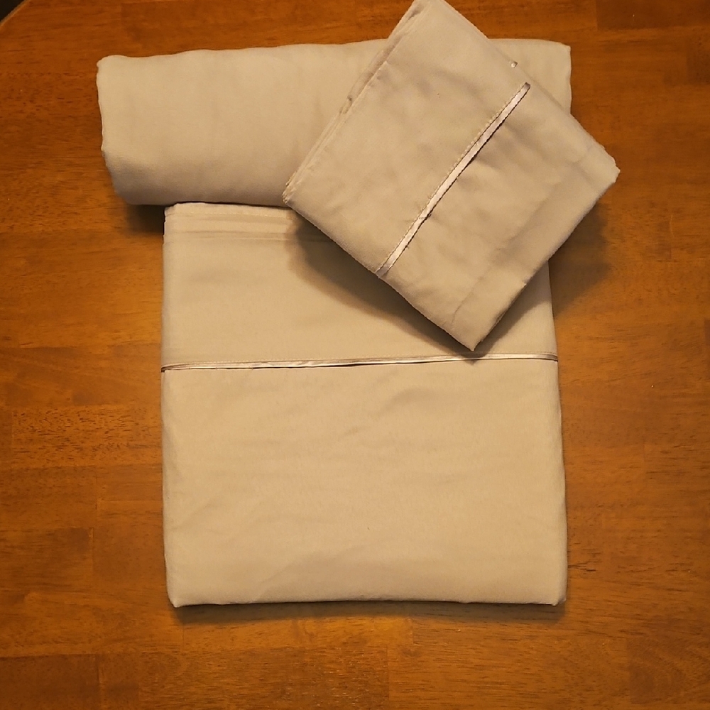 Luxurious Cream Bedding Sheet Set